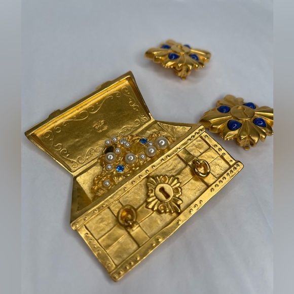 Karl Lagerfeld Treasure Chest Brooch and Earrings Set - Picture 5 of 8